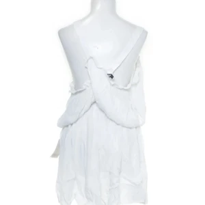 Vit klänning - Säljer denna sjukt snygga klänning från Chiara Forthi, köpt från sellpy för 370kr. Första bilden är ryggen som är korsad, sitter väldigt fint men säljer då den inte kommer till någon använding 🪽