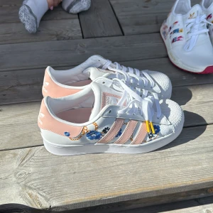 Adidas Superstar - Oanvända adidas sneakers med fina detaljer på sidan, strl 38 2/3