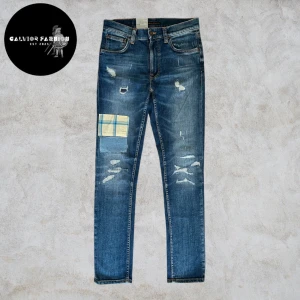 Nudie jeans Lean Dean - Helt nya Nudie Jeans Co Lean Dean i storlek W28 L30 – stretch gör att de även passar W29. Med signatur-orange sömmar och slitna, lappade detaljer för en autentisk ”used look”. Ett par jeans som bara blir vackrare med tiden. Aldrig använda, endast provade.  Nypris 3 200 kr, vårt pris 1 599 kr. ( kom gärna med bud) Hör av dig vid frågor eller om du vill ha exakta mått. Alla följare får rabatt – så följ!