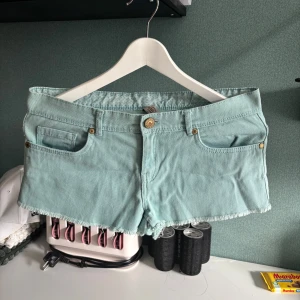 Turkos low waist jeansshorts  - Snygga turkos jeansshorts från utomlands!! Säljer eftersom jag har tyvärr växt ur mig dem!! Storlek 38!! Midjemått 40 cm🙌🏼💓