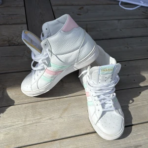Adidas vita höga sneakers - Lätt använda sneakers, fortfarande i fint skick. I strl 38 2/3!💗