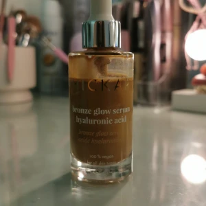 Hickap Bronze Glow Serum - Bronze Glow Serum från Hickap med hyaluronsyra ger huden en snygg solkysst glow. Serumet är bronsfärgat och kommer i en stilren glasflaska med pipett. 100% veganskt och passar alla hudtyper. Perfekt för dig som vill ha extra lyster i ansiktet.
