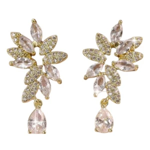 Glittriga örhängen med stenar - Superfina örhängen i guldton med gnistrande stenar i bladform och en droppformad sten längst ner. De har en lyxig och glittrig look som verkligen drar blickarna till sig. Perfekta för dig som vill sticka ut med elegans och glamour.