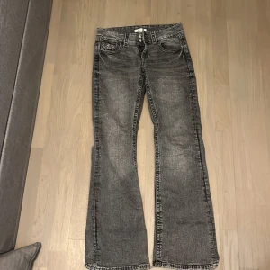 Grå bootcut jeans från Gina Tricot - Säljer ett par grå jeans från Gina Tricot i storlek 158. Modellen har bootcut-ben och klassisk femficksdesign. Jeansen har en snygg tvättad look och är tillverkade i jeansmaterial med normal passform. Man får gärna lämna prisförslag💞