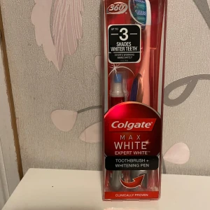 Colgate Max White Expert White set - Colgate Max White Expert White är ett kit med en tandborste och whitening pen. Borsten har blå och vita borststrån och ett rött handtag. Whitening pen används för att ge upp till 3 nyanser vitare tänder. Snygg och praktisk för dig som vill ha ett fräscht leende.