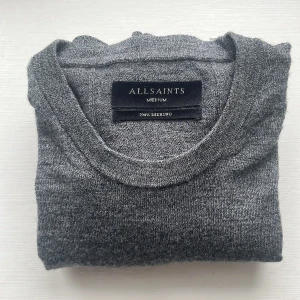 100% merinoull tröja grå - Grå 100% merinoull tröja från Allsaints. Tröjan är väldigt len och bekväm pga materialet, aldrig använd, inga defekter, 10/10 skick! Nypris: 1300kr, kom DMs vid minsta fundering! 🤗