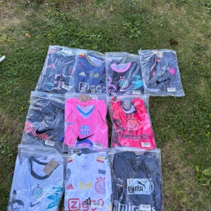 Fotbolls tröjor  - Säljer nu jätte många fetta  fotbolls tröjor. Det som finns :  1 rosa fotbollströja storlek M, 1 Röd Inter Milan tröja storlek S , 2 vita Inter Milan tröja storlek S och M,  Bayern munich tröja svart röd storlek S, 1 vit Ajax tröja storlek S , 1 svart Ajax tröja storlek S , Svart Milan tröja storlek S , svart Barcelona tröja storlek S , Inter Milan tröja svart rosa storlek S , Chelsea tröja storlek S alla tröjor går för 325kr styck bulk 2 eller mer 285kr per tröja 