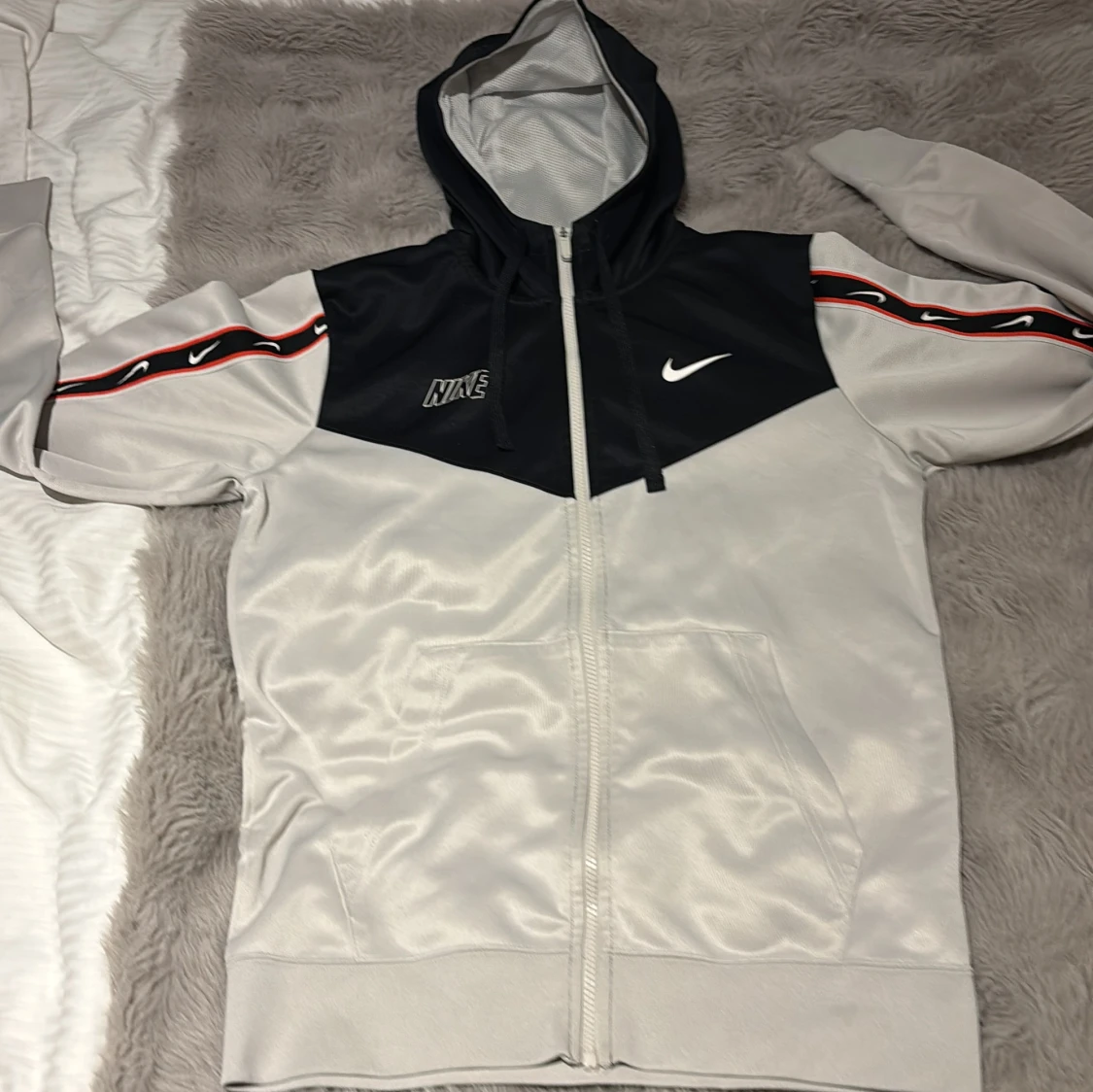 Kan röra på priset. Nike vit, svart och röd tracksuit med logoband(S) - 3