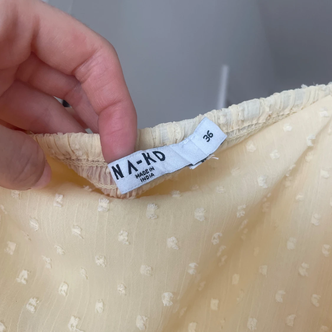 Ljusgul prickig blus från NA-KD - 2