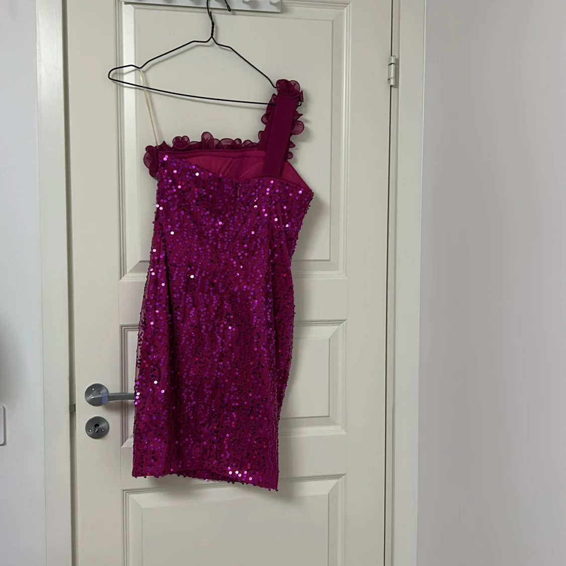 Glittrig rosa one shoulder klänning - 1