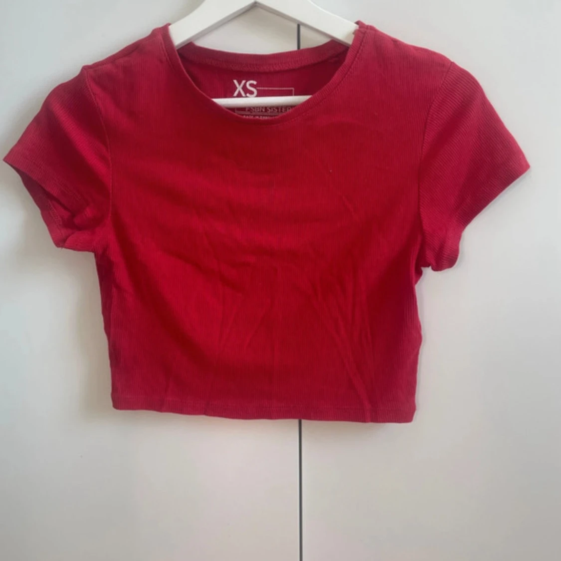 Röd croppad topp från FSBN Sister