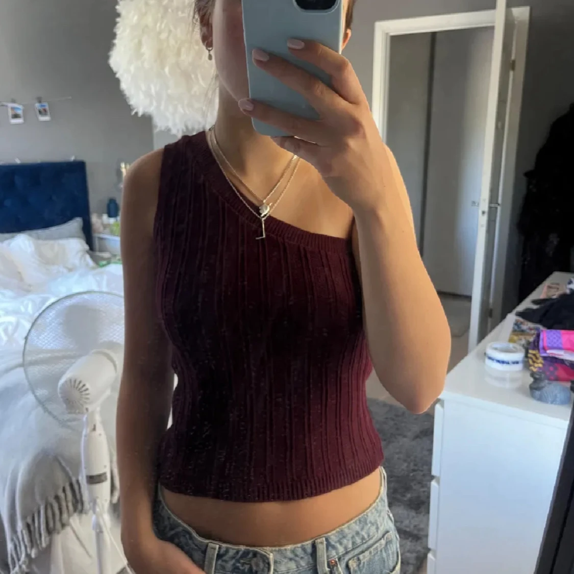 Vinröd oneshoulder topp från Renatta&go - 1