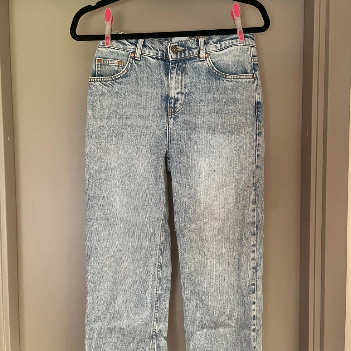 Ljusblå raka jeans från grunt