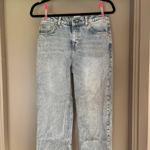 Ljusblå raka jeans från grunt - Säljer ett par ljusblå jeans från grunt med klassisk femficksdesign och raka ben. Jeansen har en snygg tvättad look, bälteshällor och knappstängning fram. Perfekt för dig som gillar en chill och tidlös stil.