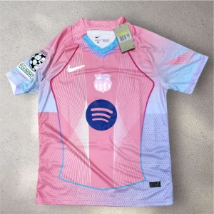 Barça Lamine Yamal  - Säljer en FC Barcelona fotbollströja med Lamine Yamal och nummer 19. Tröjan är rosa med blå detaljer, har korta ärmar och coolt grafiskt mönster. Officiella klubbmärken, Champions League-patch och Spotify-logga på bröstet. Materialet är lätt polyester, perfekt för match eller träning.