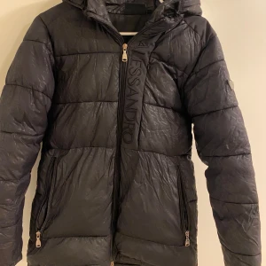 Svart pufferjacka Alessandro Zavetti - Svart pufferjacka från Alessandro Zavetti