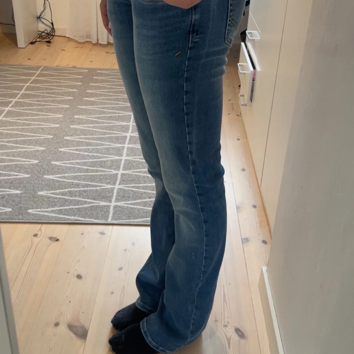 Blå bootcut lågmidjade jeans - 2