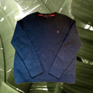 Mörkblå stickad tröja från Morris xs - Hej jag säljer denna Morris tröjan/koftan för att den inte passar mig längre den har krympt i tvätten så den är inte medium längre. Snygg mörkblå stickad tröja från Morris med rund hals och lång ärm. Tröjan har en liten röd broderad logga på bröstet och är gjord i mjukt material som känns skönt mot huden. Perfekt för dig som gillar stilrena och klassiska plagg. Det är bara att skorv som ni undrar någonting! Pris inte hugget i sten vid snabb affär! 