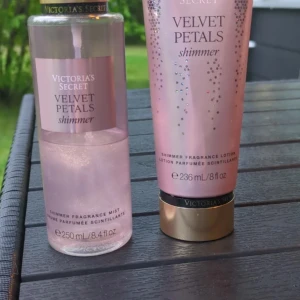 Victoria's Secret Velvet Petals Shimmer duo - Velvet Petals Shimmer bodylotion och bodymist.   Mängd enligt bilderna. Kolla bilderna innan köp.   Lotion är använd, 60kr/styck per produkt.  Pris kan diskuteras men endast för denna artikel, däremot inga skambud tack. 