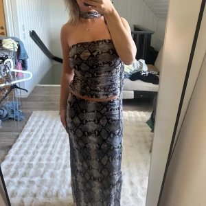 Set från Zara - Matchande kjol och bandeau topp från zara🩷 Toppen har en fastsydd scarf som går att sprätta bort om önskat🤍  Storlek S på båda, aldrig använda och lapp kvar på kjolen