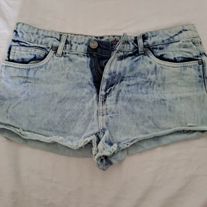 Ljusblåa basic low waist jeansshorts  - Fina ljusblåa jeansshorts som är low waisted. Köpt från en marknad i Thailand.