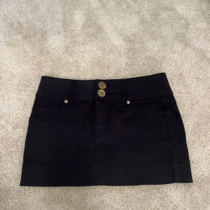 Svart jeanskjol från Gina Tricot - Snygg svart jeanskjol med snygga fickor och detaljer, står ingen storlek men uppskattar till xs-s (passar mig som brukar ha mellan )! Aldrig använd, är liteluddig bara men inga defekter! Rakt över midjan är ca 39 cm och den är ca 30 cm lång! ☺️