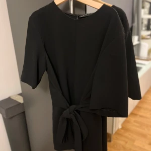 svart zara tröja - säljer en super fin tröja från zara som man knyter framtill och ger en elegant look, knappt använd 