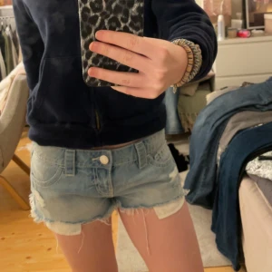 Ljusblå jeansshorts från Gina Tricot - Snygga ljusblå jeansshorts från Gina Tricot i storlek XS. Modellen har låg midja, slitna detaljer och fransiga kanter. Cool design på fickorna. Och shortsen är väldigt stor i storlek så de passar nog dig med storlek mellan S-M😍