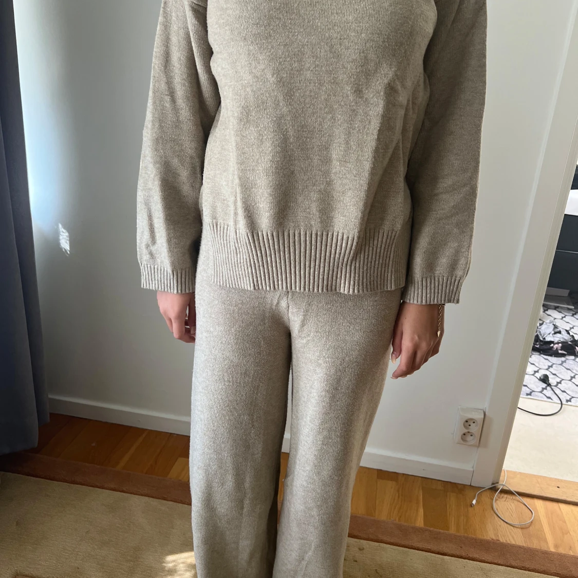 Beige stickad tröja med ribbad kant - 1