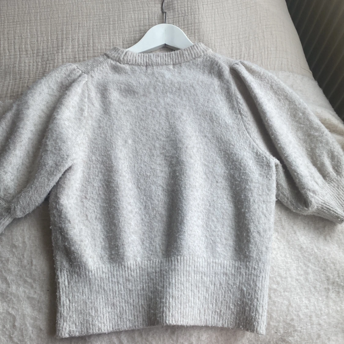 Beige stickad tröja från H&M - 1