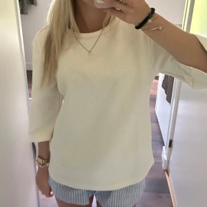 Trekvartsärmad tröja - Vit trekvartärmas tröja med lite mönster på💓