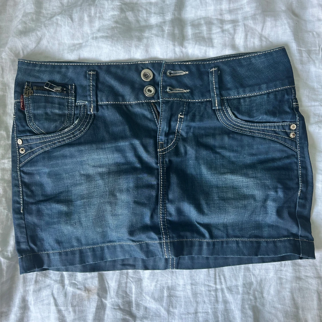 Blå jeanskjol med fickor och detaljer