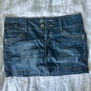 Blå jeanskjol med fickor och detaljer - Jeanskjol från ltb men köpt secondhand midjemåttet är 41 cm men inte stretchigt