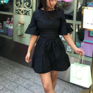 Svart klänning - Otrolig klänning från Forever21!! 🤍perfekt att både klä upp till fest och klä ned till vardags. Passar både XS och S