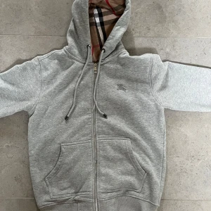 Burberry hoodie  - Tjena! Säljer denna snygga byrberry hoodien som är i mycket bra skick. Tröjan ska vara köpt av garmsmarket enligt förra ägaren! |Storlek S| vid frågor kontakta mig😀