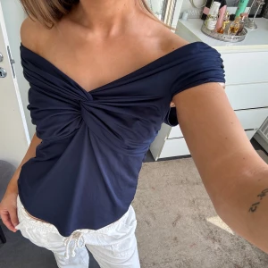 Mörkblå offshoulder topp med twist - Snygg mörkblå offshoulder topp med twistad detalj framtill från H&M. Använd ett fåtal gånger💕💕