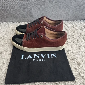 Vinröda lanvin cap toe  - Säljer dessa super snygga Vinröda Lanvin cap toe i uk 7 som passar 41-42, skorna är överlag i ett fint skick där dustbag ingår, skriv för fler bilder/frågor🙌🏼