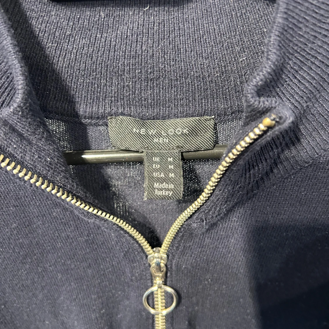 Mörkblå stickad tröja med half zip - 1