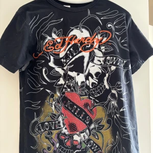 Svart Ed Hardy t-shirt  - Svart t-shirt från Ed Hardy. Den är i storlek L, men sitter som M. Den är i bra skick! Säljs på grund av att den inte används. Skriv om du har frågor!💓