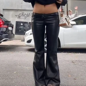 Svarta skinnbyxor - Skitsnygga, bara att fråga om mer bilder, helt nya från only, prislappen finns kvar