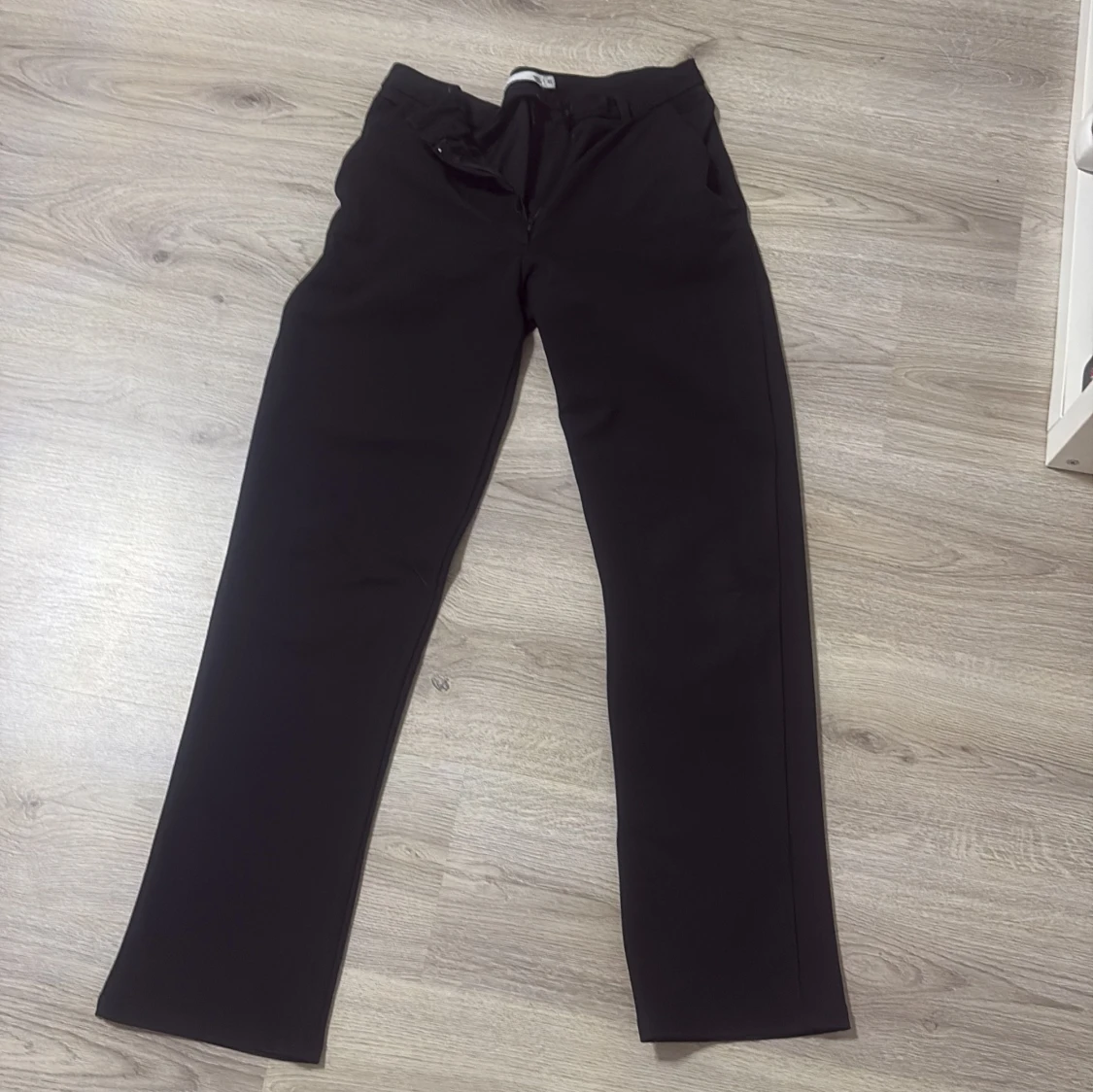 Svarta raka kostymbyxor