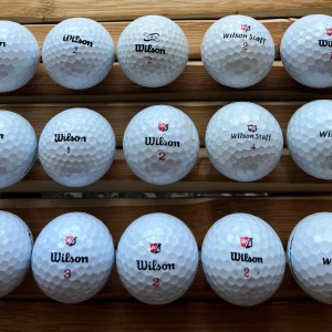 Wilson  Golfbollar - Samling med Wilson staff golfbollar –15 st fina bollar. Perfekta för dig som vill ta din golf till nästa nivå! Bollarna har en mjuk känsla och är designade för att ge extra kontroll och längd. Passar både nybörjare och erfarna spelare som vill ha kul på banan.
