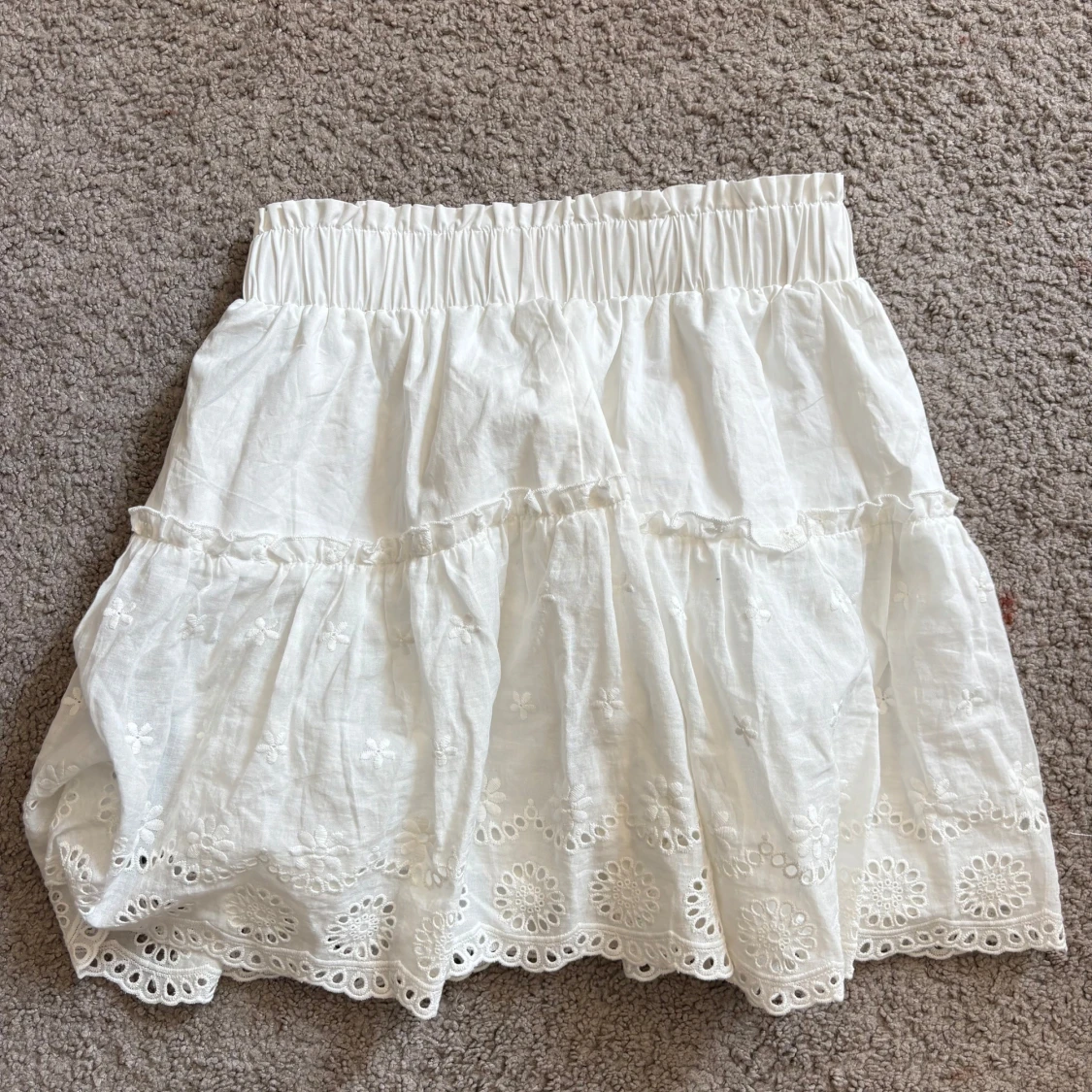 Vit volangkjol med broderade detaljer - 1