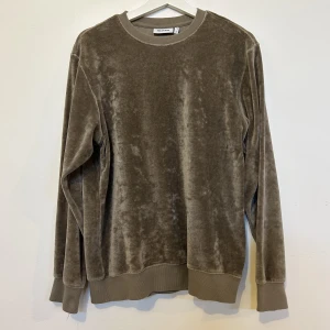 Sweatshirt velour - Sweatshirt från weekday som knappt är använd, storlek M. Pris 200kr. 