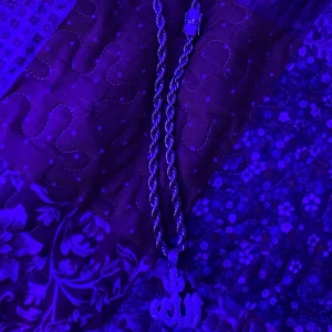 Silverfärgat halsband med hänge - Snyggt silverfärgat halsband med ett unikt hänge. Kedjan är tvinnad och ger en elegant look. Perfekt för att lyfta din stil. Plätering: Silver Bredd: 6mm Längd: 60cm Material: Rostfritt stål 316L Vikt: ca 55g Kistlås: Ja 