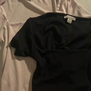 Två T shirt🩷🖤 - Två fina t shirts från new yorker i stl S och Xxs knappt använda båda för 60kr!💖