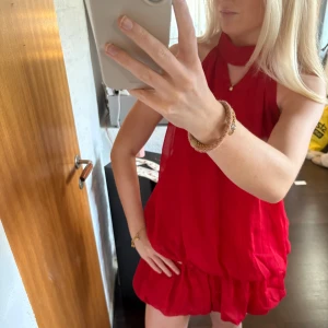 Röd miniklänning - Snygg röd ärmlös klänning med volangdetaljer och öppen rygg. Perfekt för sommarens festligheter. Endast använd en gång🙌🏻
