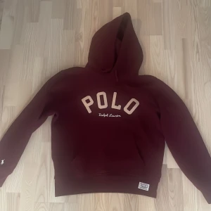 Vinröd hoodie från Ralph Lauren - Säljer mina tvär feta Ralph lauren Hoodie. Ändast använd 3 gånger! Nypris 2400