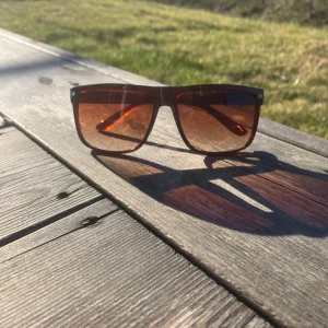 Ray-Ban solglasögon  - Helt nya solglasögon som liknar ray ban.  Har ett tiotal och andra färger och former, du hittar dom i min profil🙌🏻🙌🏻