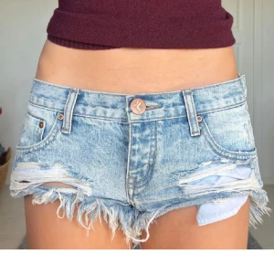 Low waist jeansshorts - Såå snygga jeansshorts från oneteaspoon, köpte de av en tjej på plick men var tyvärr för stora för mig. De är i jättebra skick. (Första två bilderna är lånade från tjejen ja köpte de av) 